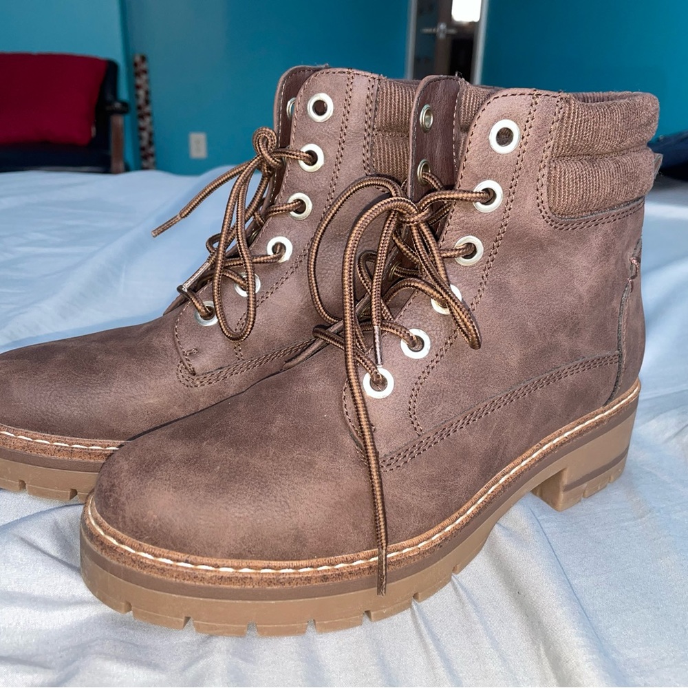 They are lace up brown boot size 9 and the brand is limelight